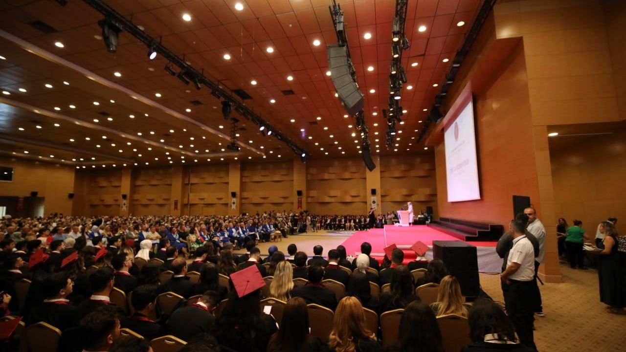Akdeniz Üniversitesi tıp fakültesi'nden 238 genç hekim mezun oldu