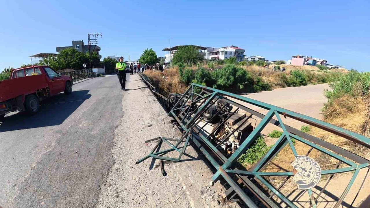 Akhisar'da belediyeye ait çöp kamyonu dereye düştü: 3 işçi yaralandı
