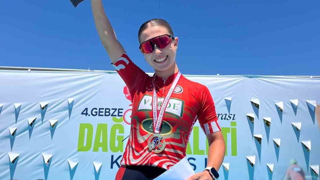 Akhisarlı bisikletçiler Gebze’de madalyaları topladı