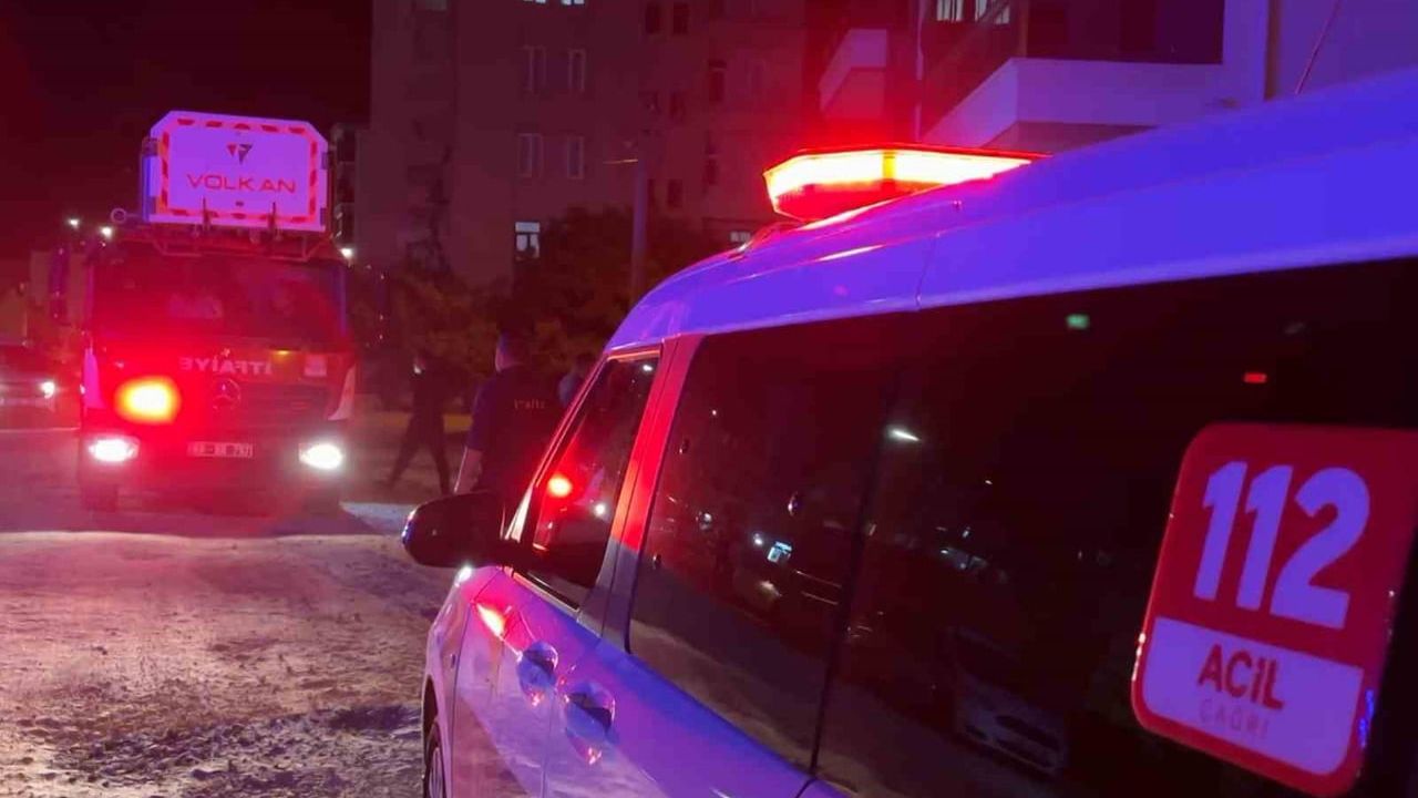 Aksaray'da balkondaki intihar girişimi sonrası ambulans kapısından fırlayan genç gazeteciye saldırdı