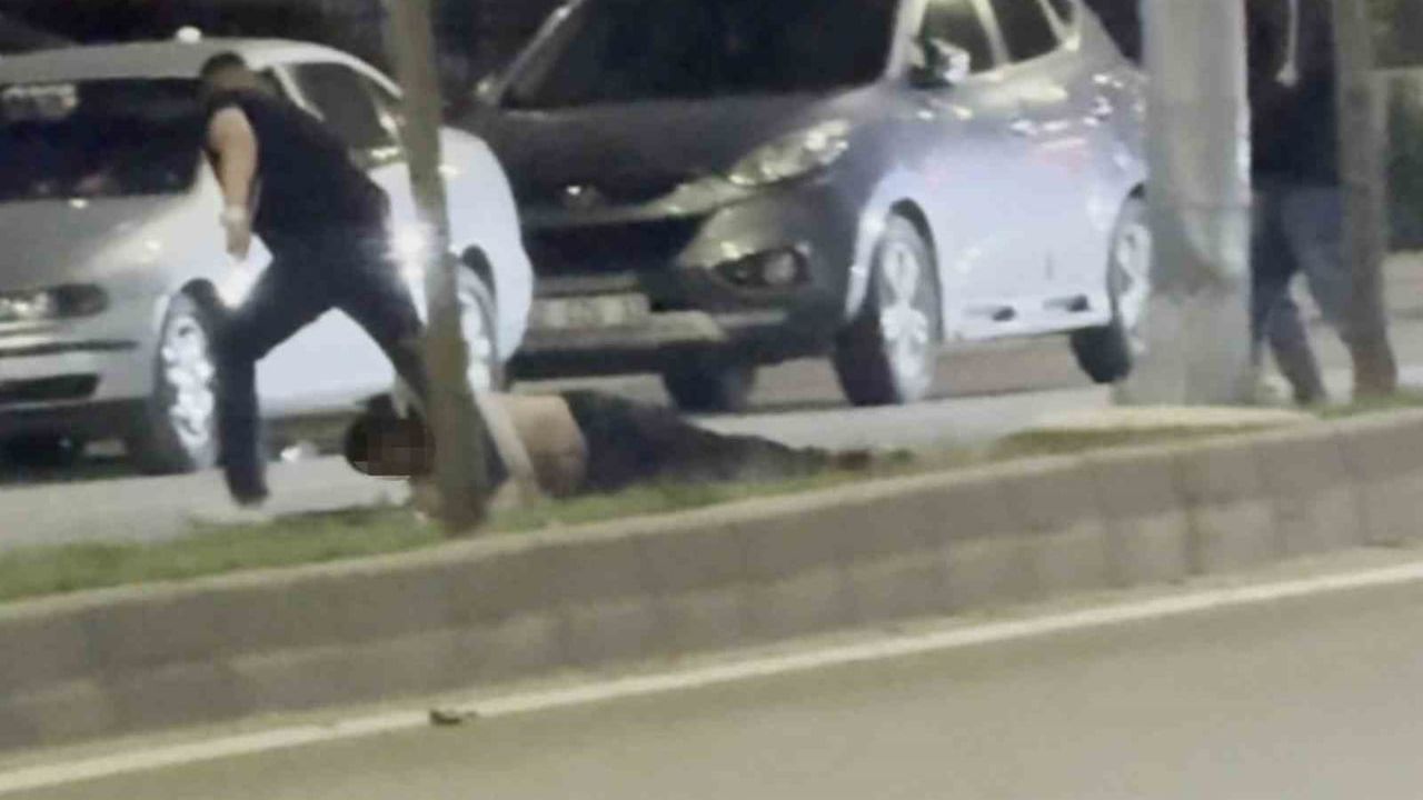 Aksaray'da bıçaklı saldırganı tokatla yere seren kişi baygın olan şahsı sürükleyerek götürdü