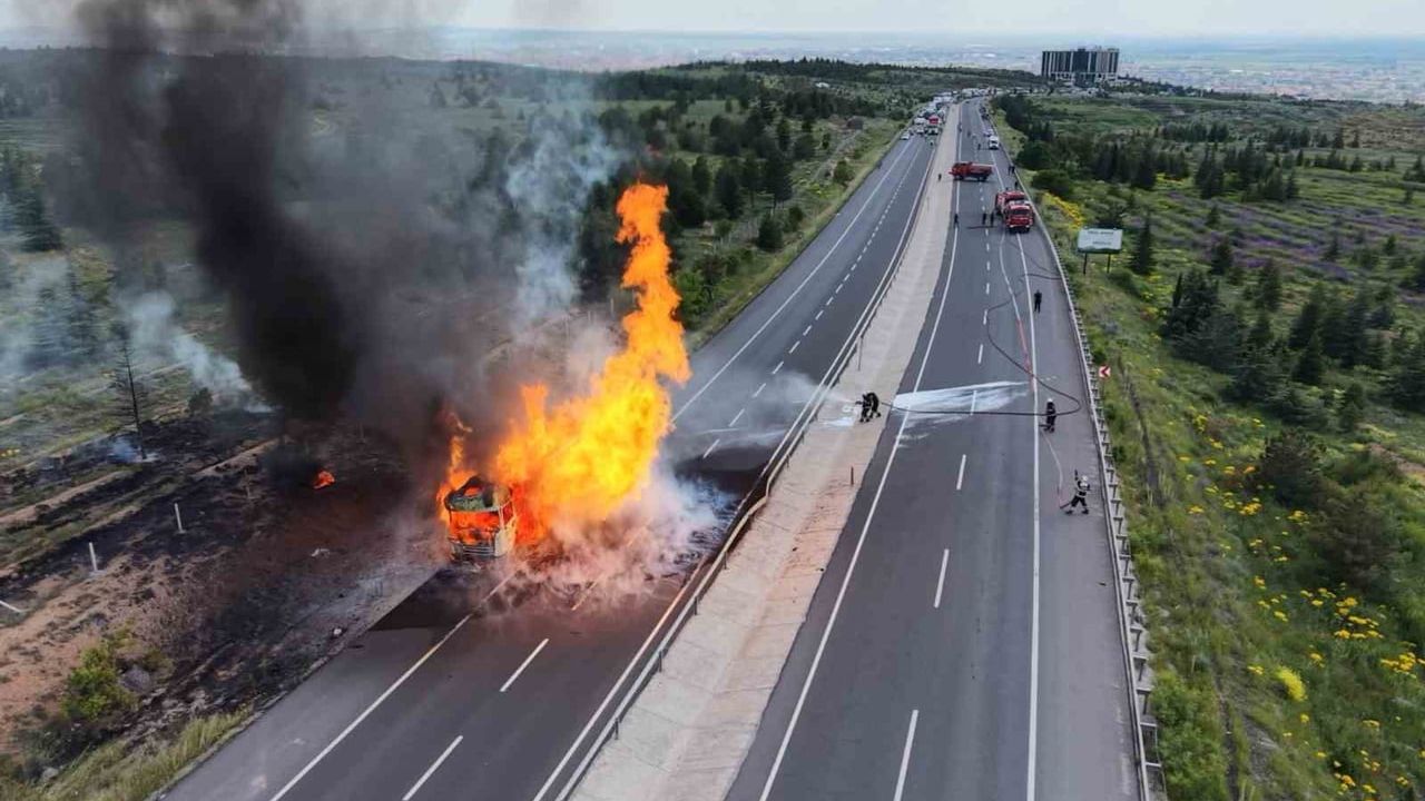 Aksaray’da doğalgaz tüpleri yüklü tırda patlama ve yangın; yol ulaşıma kapatıldı