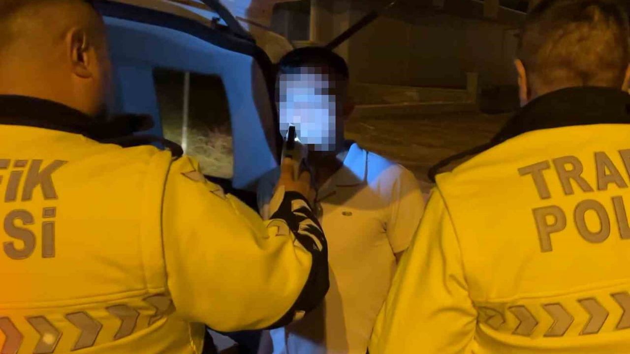 Aksaray'da dönel kavşağa çarpan sürücü: 'bende alkol yok, bende sinir hastalığı var' dedi