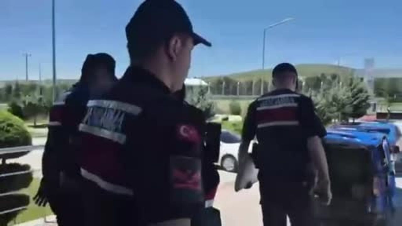 Aksaray'da İzmir'den gelen uyuşturucu sevkiyatına jandarma operasyonu: 3 tutuklama, 1.064 hap ele geçirildi