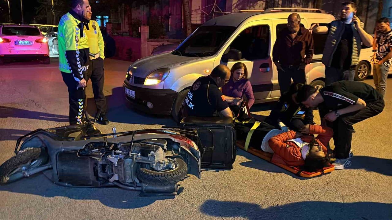 Aksaray'da motokurye kavşaktan çıkan araca panikleyince motosikletle devrildi