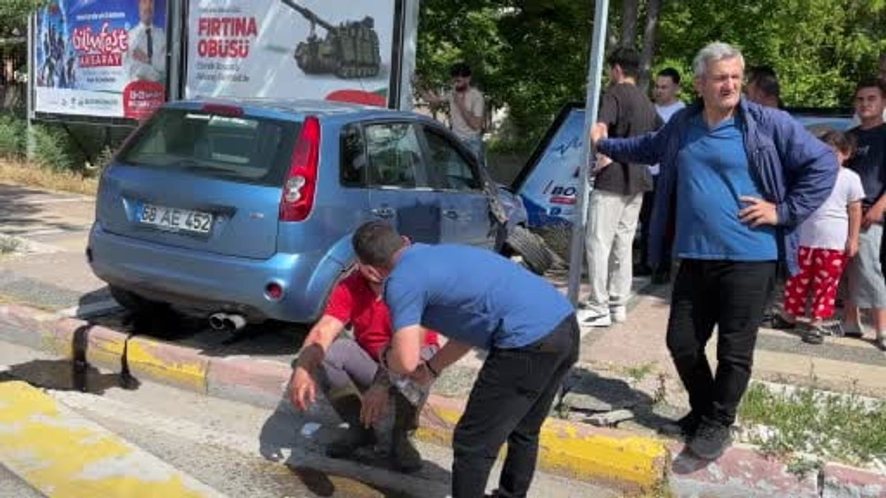 Aksaray'da otomobil kaldırıma çıkarak reklam tabelasına çarptı: 2 yaralı