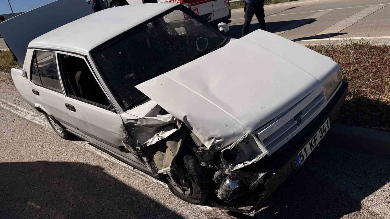 Aksaray’da otomobil minibüse çarptı: 8 yaralı