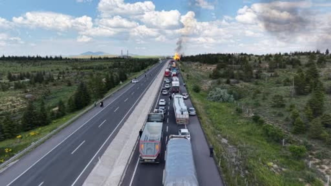 Aksaray–Nevşehir Karayolu'nda Tır Dorsesinde Yangın: CNG Yüklü Olduğu İddia Edildi