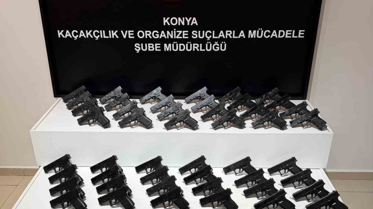 Akşehir'de durdurulan araçta 65 ruhsatsız tabanca ele geçirildi