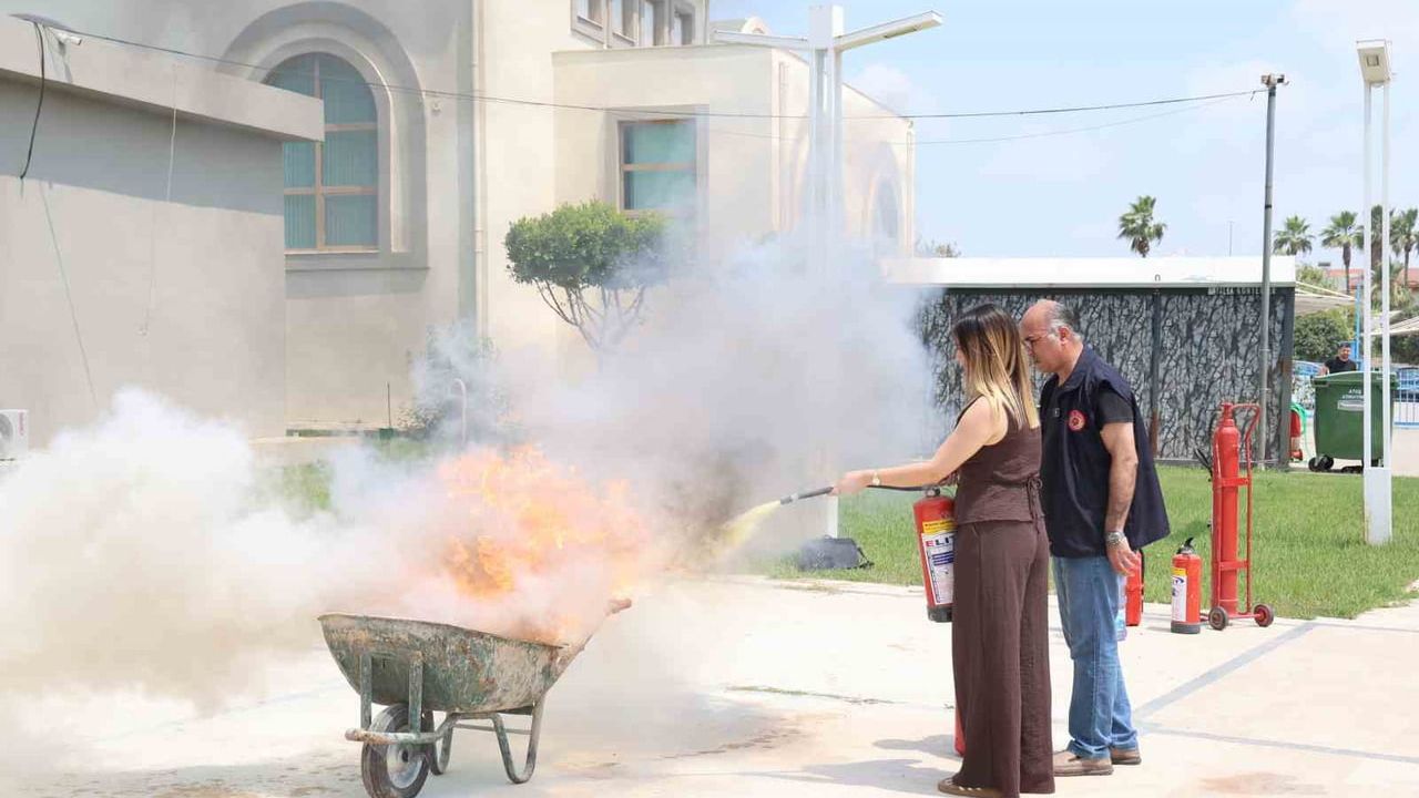 Aksu Belediyesi’nde personele yangın eğitimi ve tatbikatı