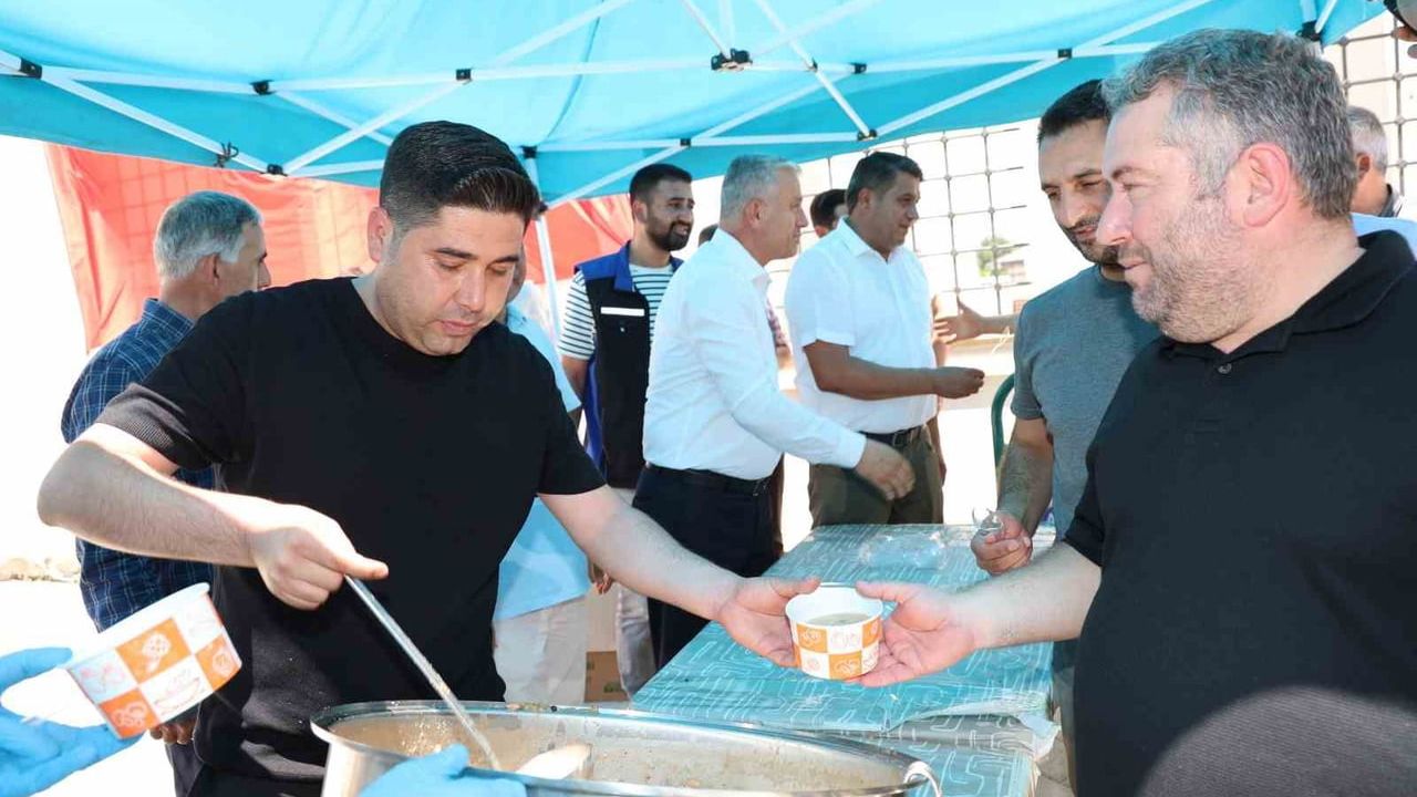 Aksu Belediyesi'nden aşure ikramı