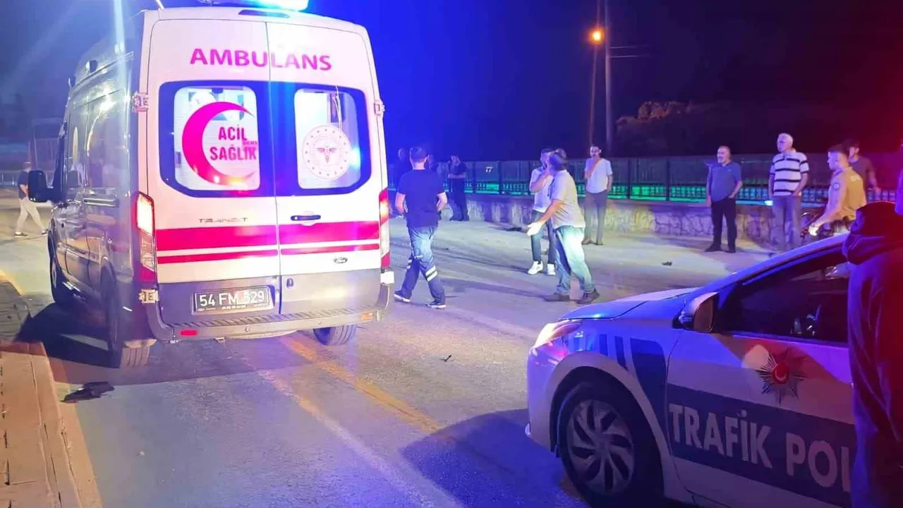 Akyazı'da otomobil ile motosiklet kafa kafaya çarpıştı; sürücü E.Y. yaralandı