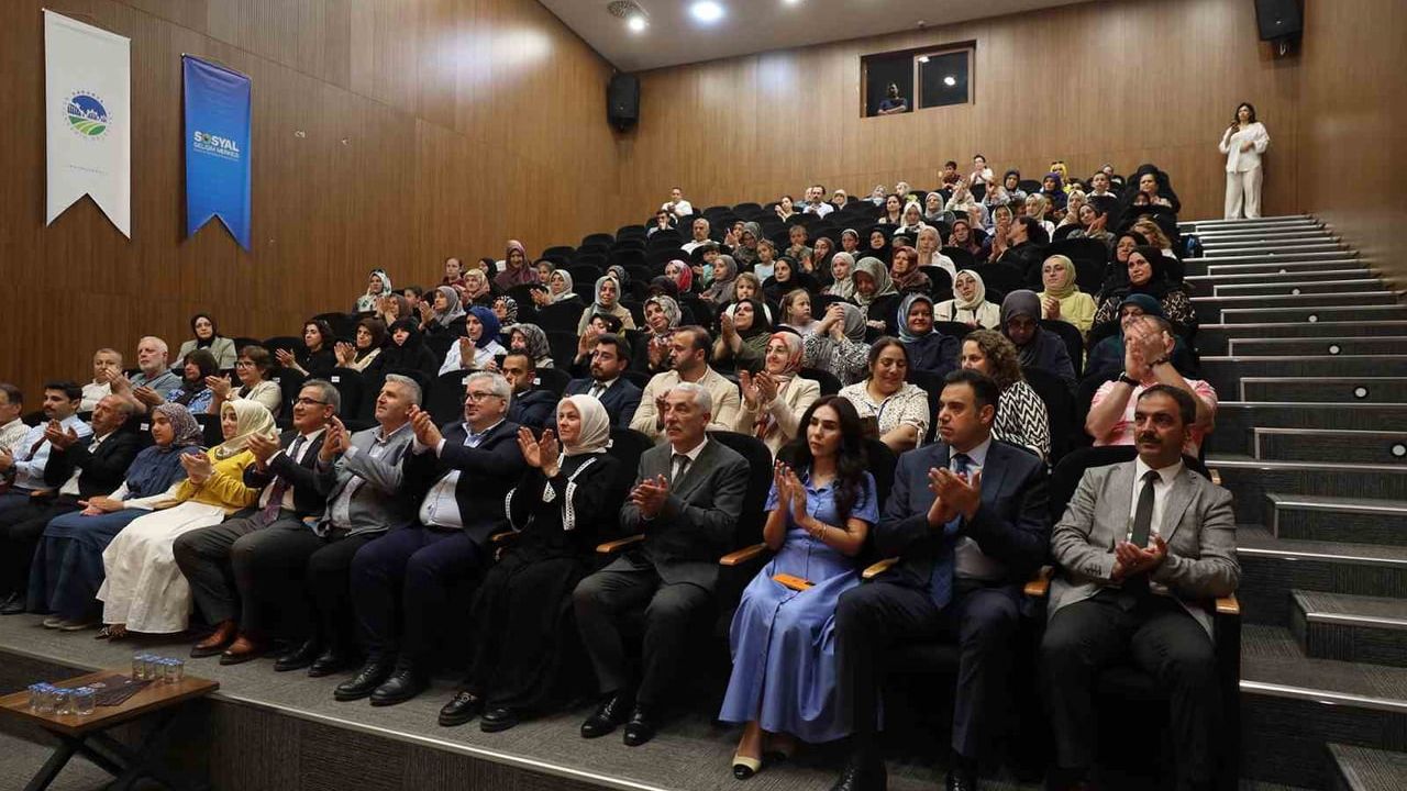 Akyazı SAMEK Yıl Sonu Sergisi: 17 Branşta El Sanatı Eserleri Ziyaretçilerin Beğenisini Topladı