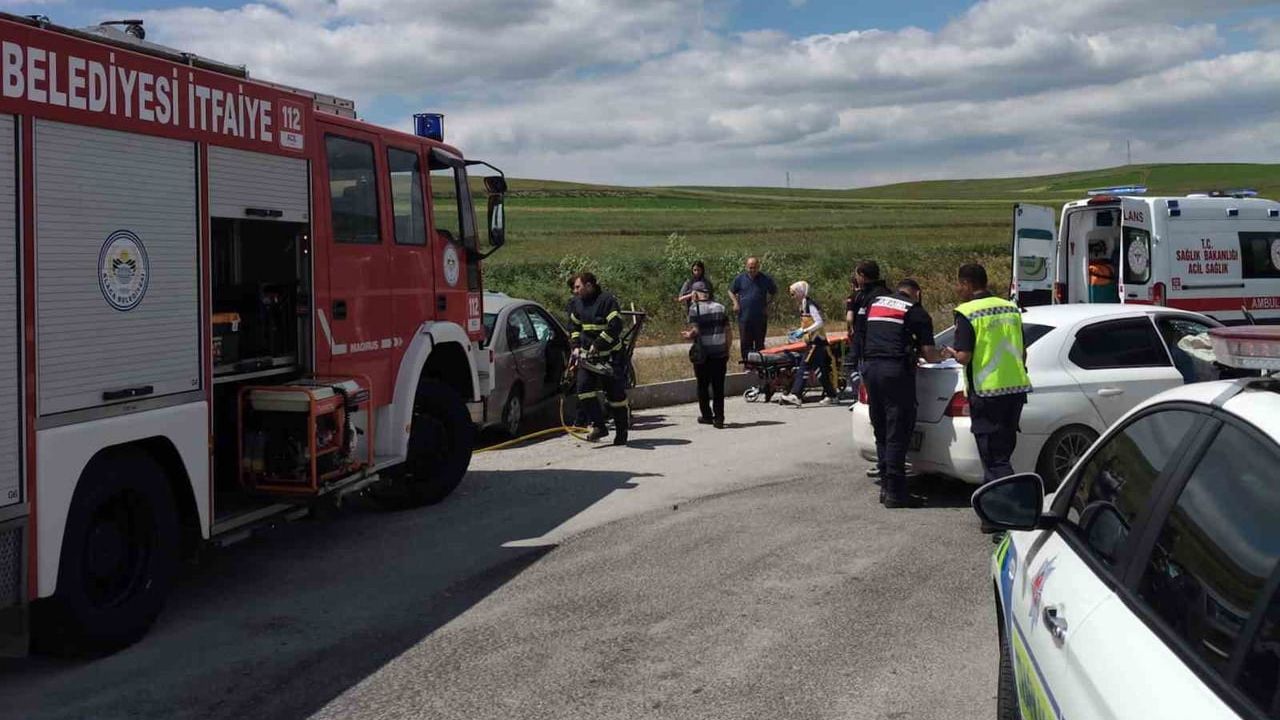 Alaca'da kavşakta iki otomobil çarpıştı: 1 yaralı