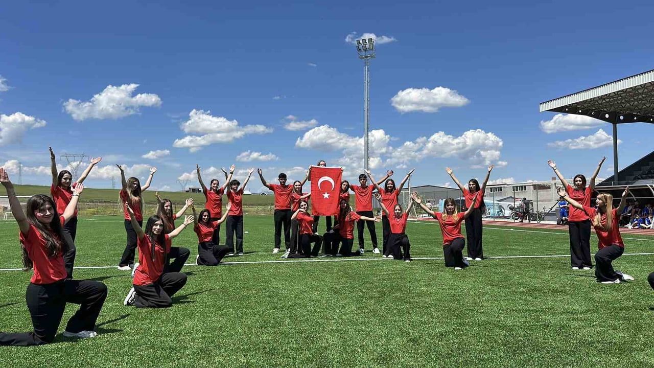 Alaca şehir stadyumu yenilenen yüzüyle hizmete açıldı