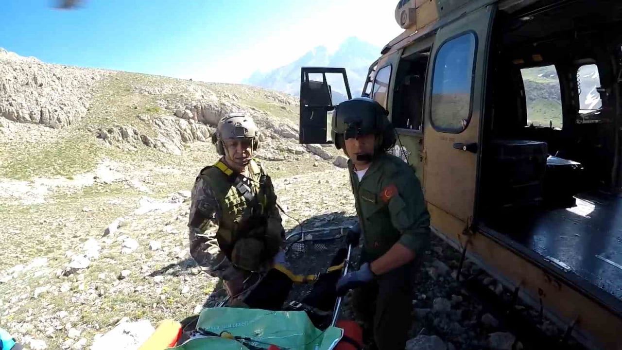 Aladağlar’da mahsur kalan dağcının askeri helikopterle kurtarılması