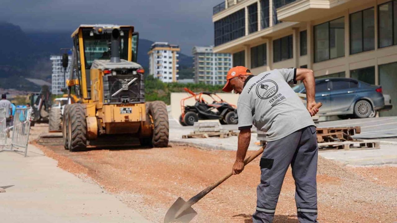 Alanya Belediyesi, Mahmutlar ve Türkler’de sıcak asfalt çalışmalarını sürdürüyor