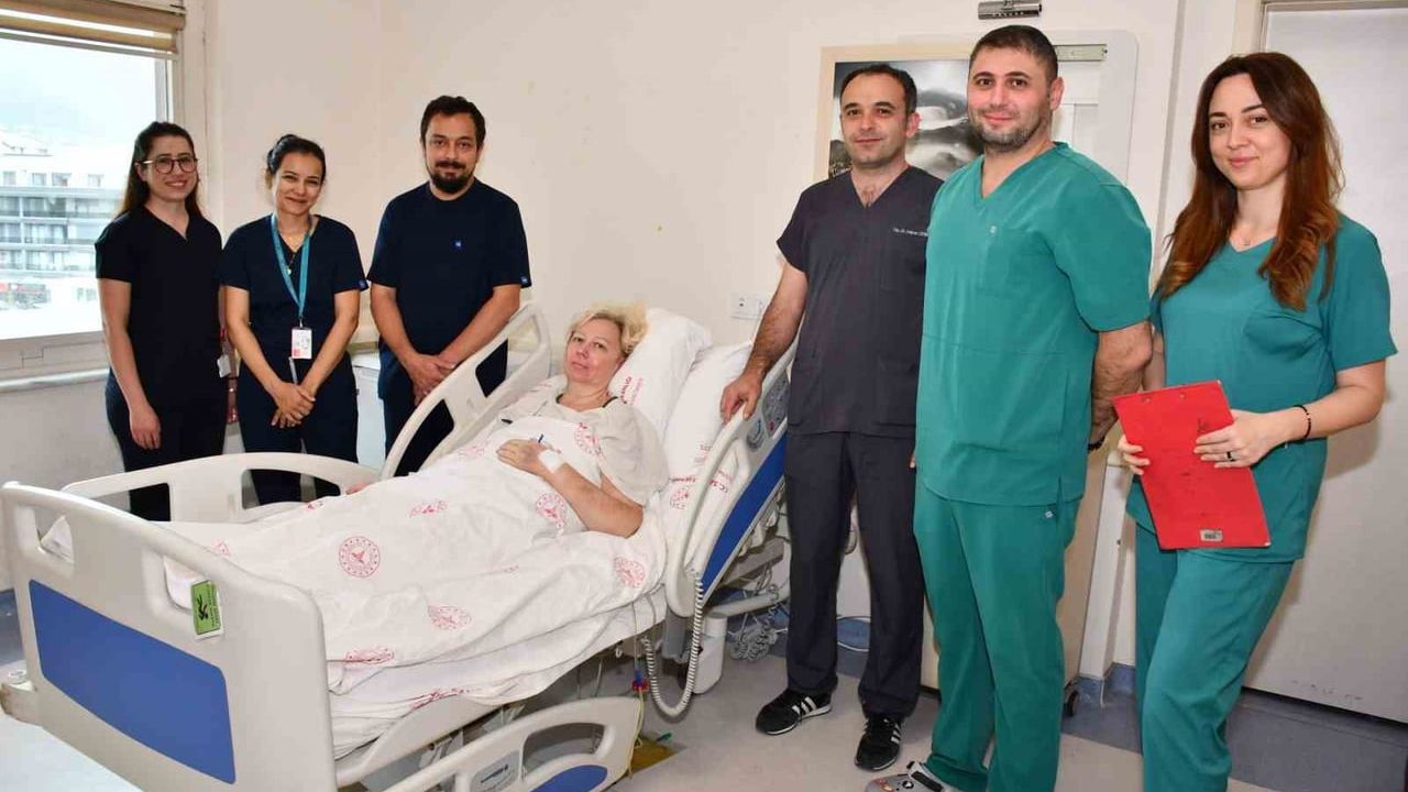 Alanya'da 58 yaşındaki hastanın yumurtalığından 50 cm ve yaklaşık 12 kg ağırlığında kitle çıkarıldı