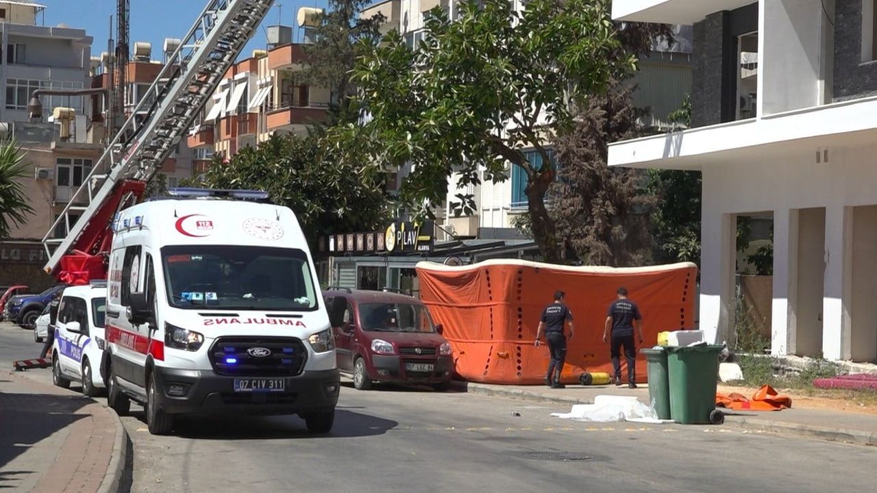 Alanya'da çatıda çıkan 44 yaşındaki kişi polis tarafından ikna edilerek indirildi