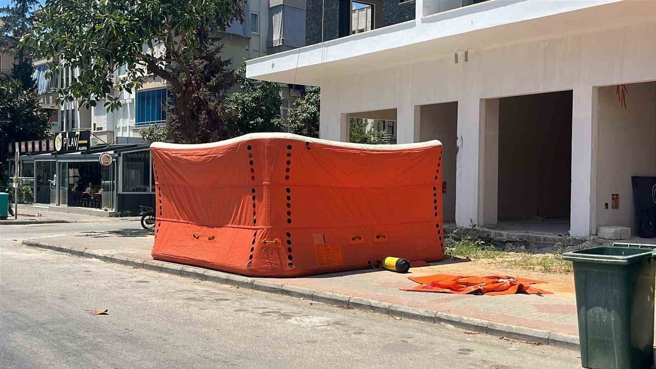Alanya'da çatıya çıkan şahıs polis ekiplerince ikna edilerek indirildi