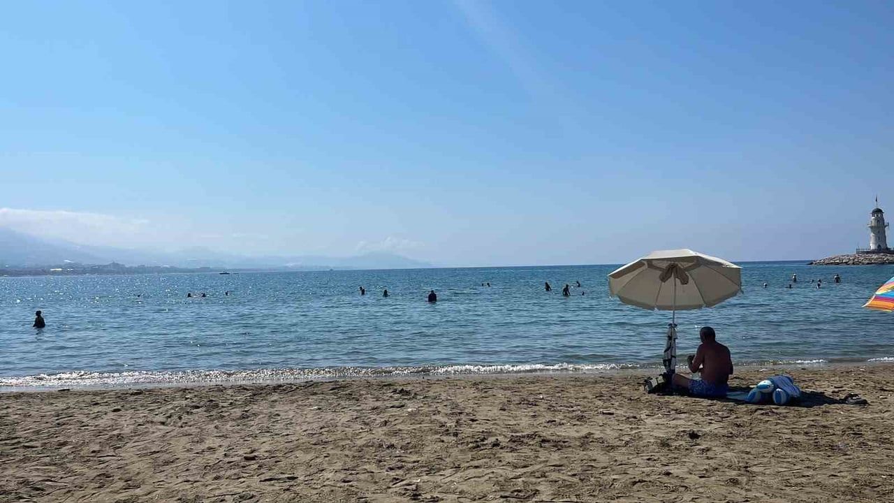 Alanya'da denizde boğulma tehlikesi geçiren 66 yaşındaki adam hastaneye kaldırıldı