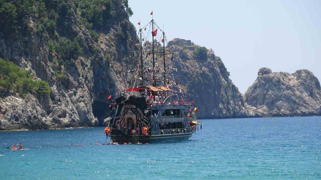 Alanya'da hava 30 dereceyi gördü, turizm hareketliliği arttı
