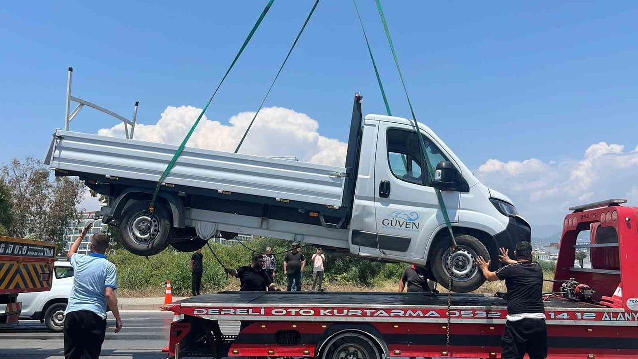 Alanya'da kamyonetle çarpışan motosikletin sürücüsü hayatını kaybetti