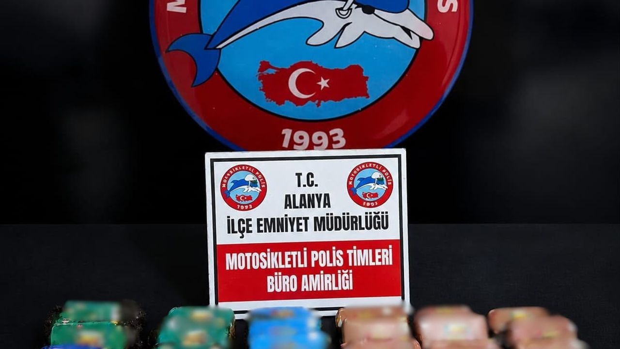 Alanya'da motosiklette 4 kilo 178 gram macun esrar ele geçirildi
