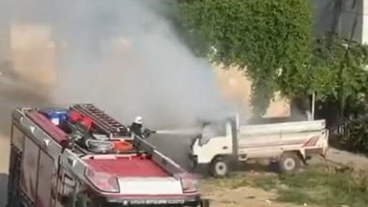 Alanya'da park halindeki kamyonette çıkan yangın söndürüldü