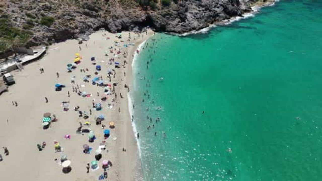 Alanya'da sıcaklık 31 dereceye çıktı, sahiller doldu