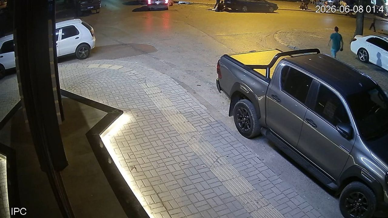 Alanya Mahmutlar'da otomobil ile motosiklet çarpıştı: 2 yaralı, kaza anı kamerada