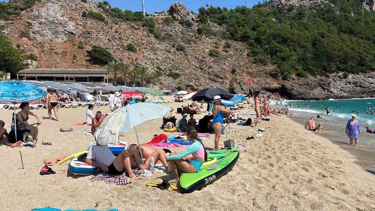 Alanya sahilleri yaz sıcaklarıyla doldu