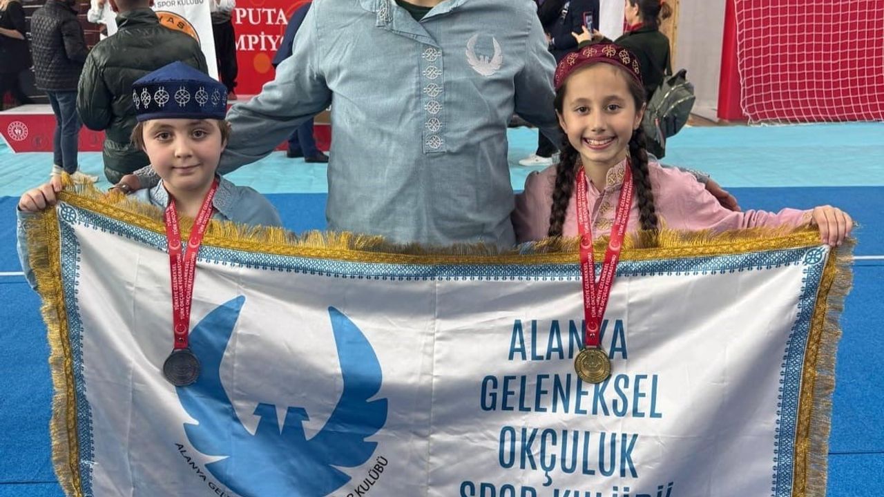 Alanyalı minik okçular Türkiye şampiyonasından madalyalarla döndü