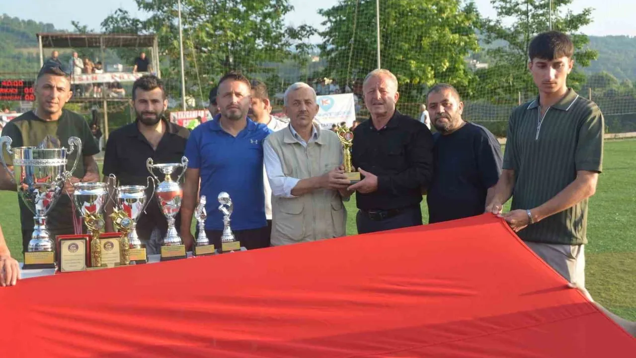 Alaplı Çatak'ta Şehitler Anısına Düzenlenen Kurban Bayramı Futbol Turnuvası'nda Sarıkadı Şampiyon