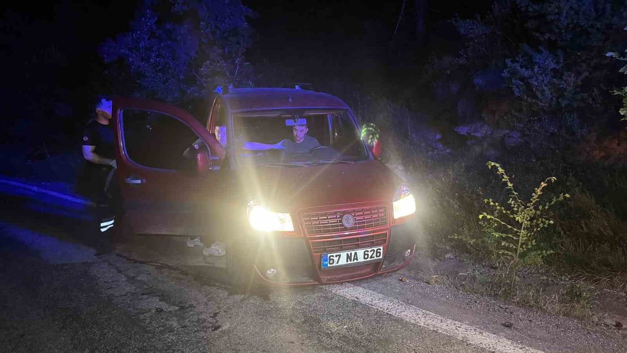 Alaplı'da direksiyon başında uyuyan sürücü uyuşturucu testinde pozitif çıktı