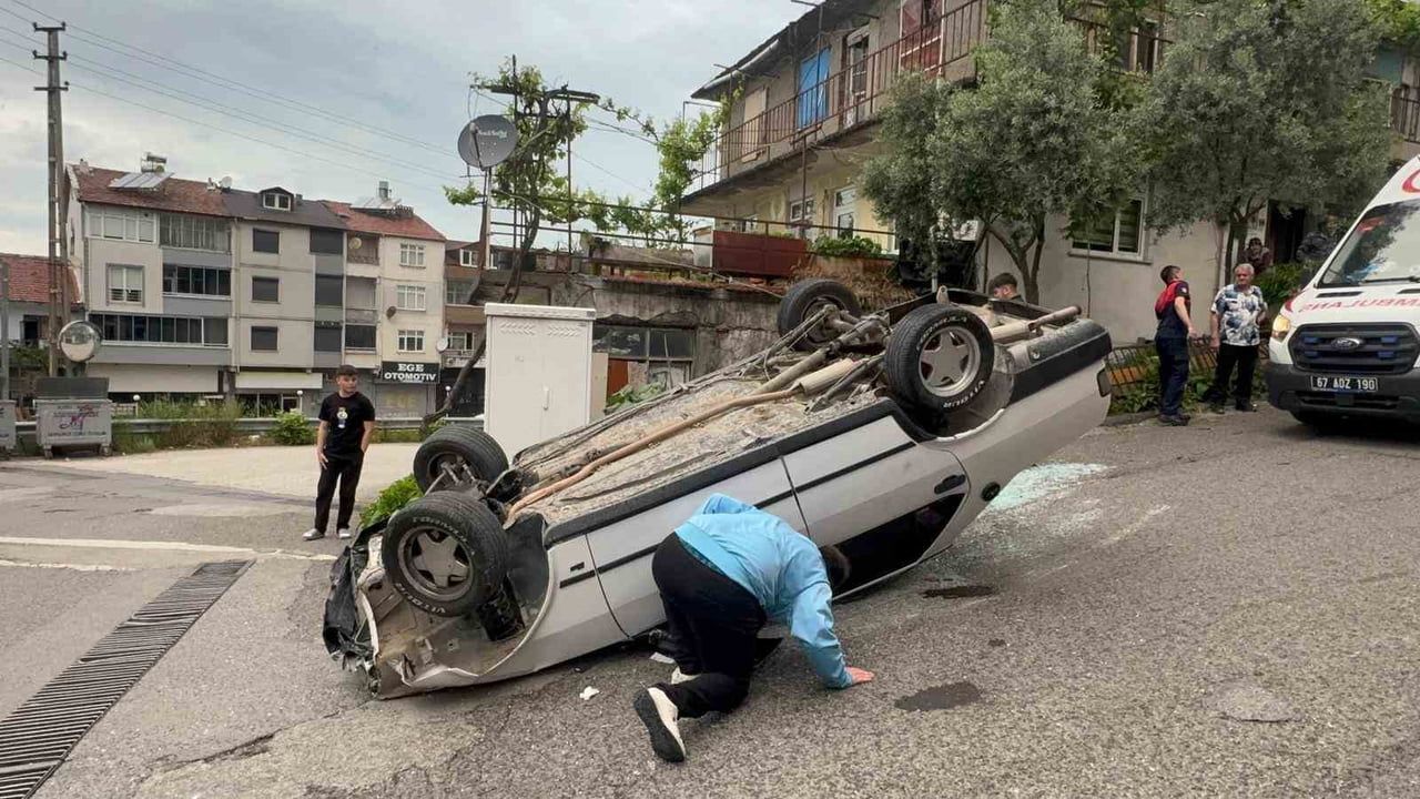Alaplı'da freni boşaldığı iddia edilen Tofaş takla attı, 2 kişi yaralandı