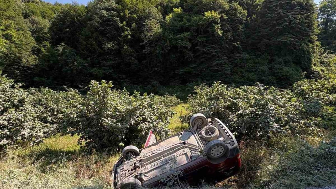 Alaplı'da takla atan otomobilden sürücü ve yolcu yara almadan çıktı