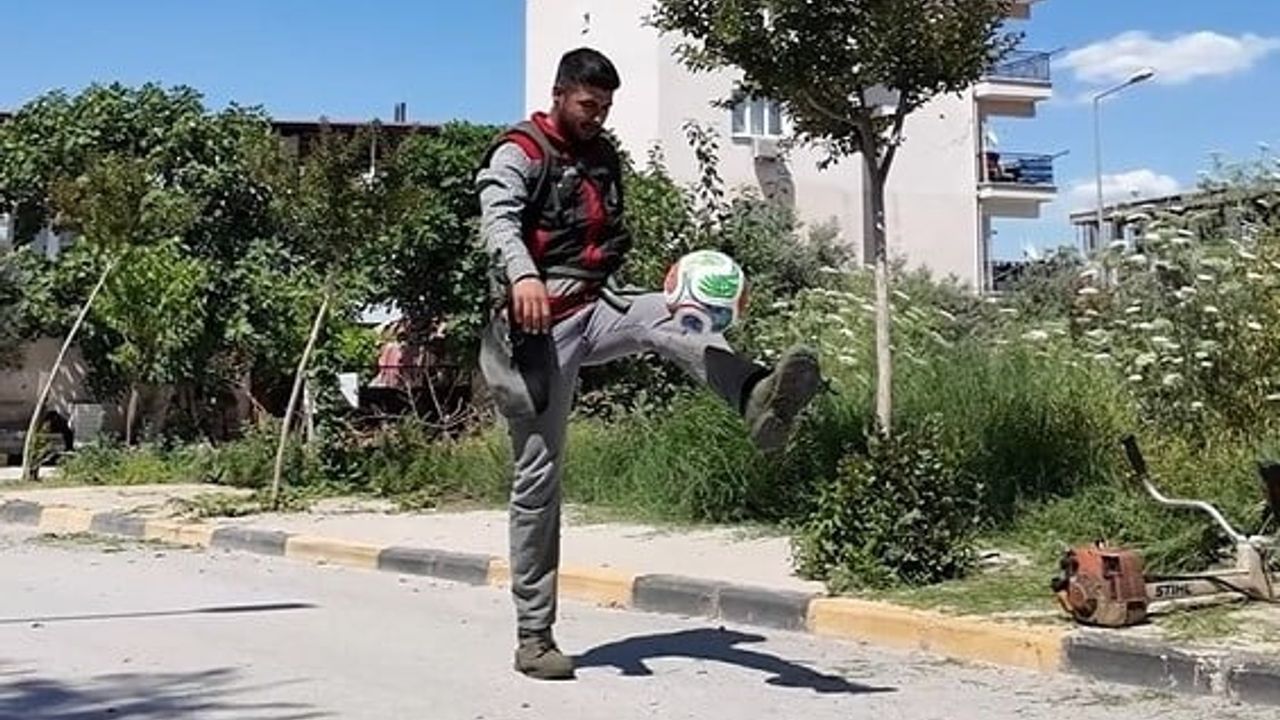 Alaşehir Belediyesi'nden Dünya Kupası'na destek: Çalışanlar top sektirerek moral verdi