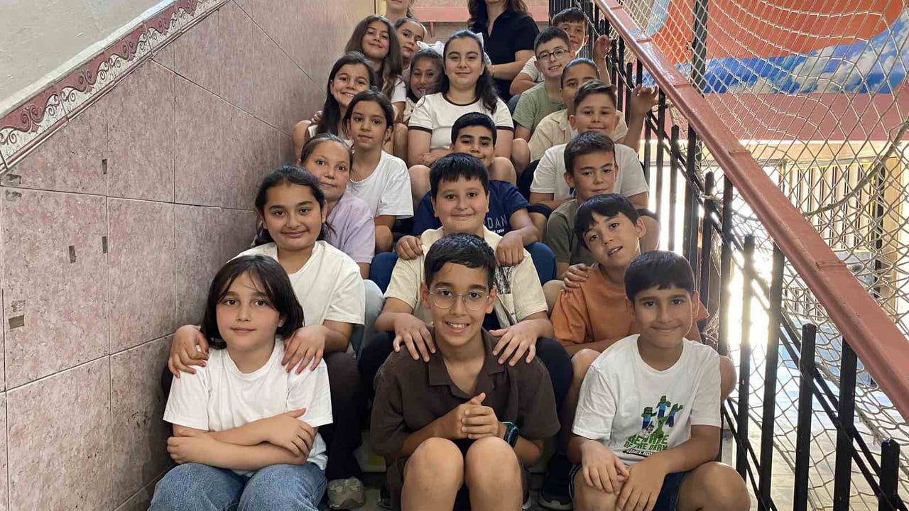 Alaşehir'de 4-E sınıfı karne sevincini vedanın hüznüyle yaşadı