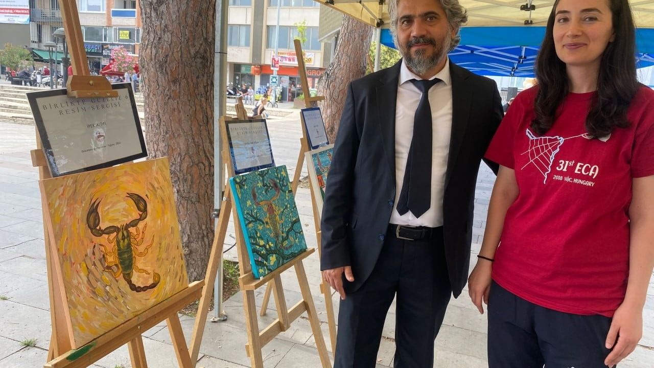 Alaşehir'de 'Türkiye akreplerinin sanatsal yorumları' sergisi açıldı