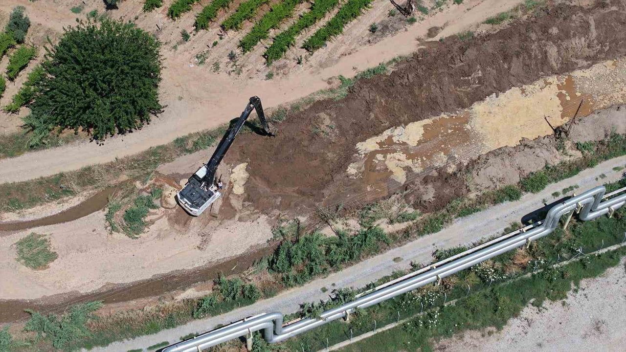 Alaşehir’de Zeytinçayı Deresi temizlendi, taşkın riski azaltıldı