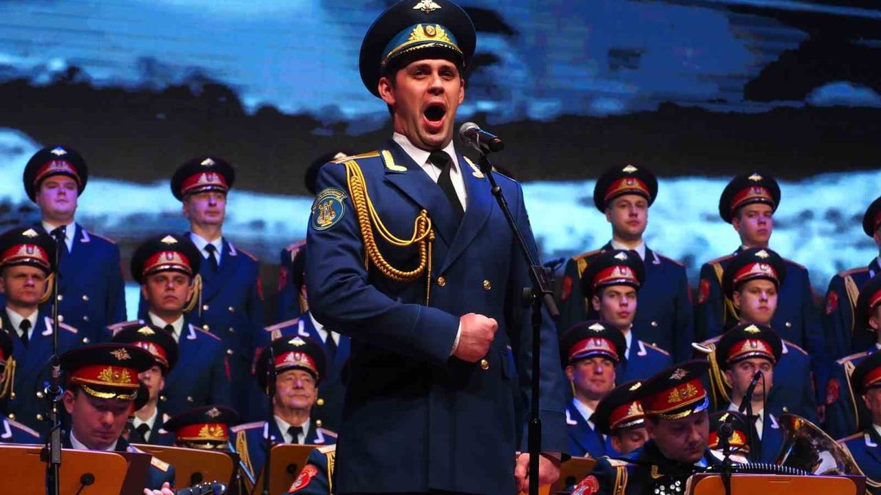 Aleksandrov Rus Kızılordu Korosu ve Hayko Cepkin Türkiye Turnesinde Aynı Sahnede