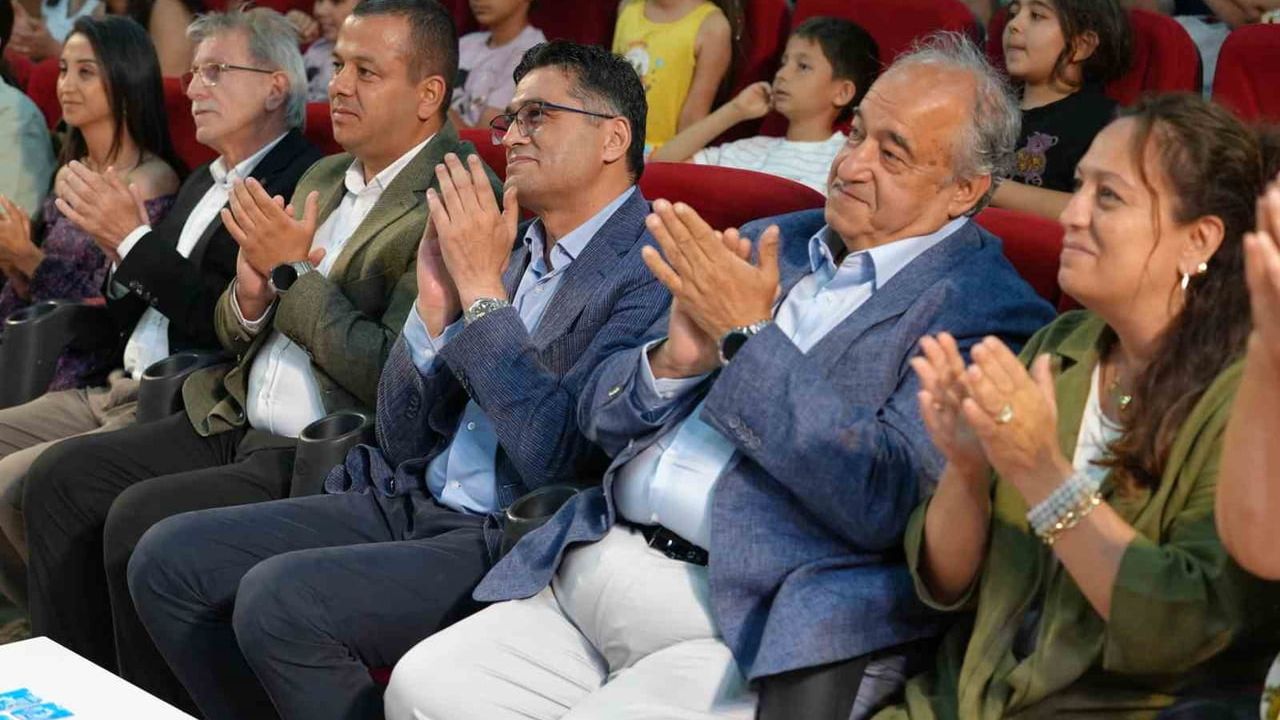 Aliağa Belediyesi ALBET Şakran Tiyatro Topluluğu ilk gösterisiyle beğeni topladı