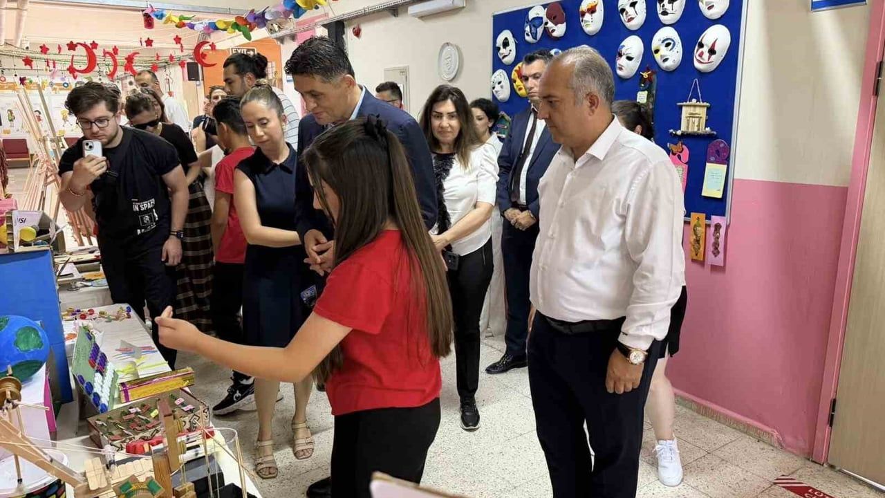 Aliağa'da Aile Okulu Projesi kapsamında velilerin ördüğü 2 bin 400 parçayla Türk bayrağı sergilendi
