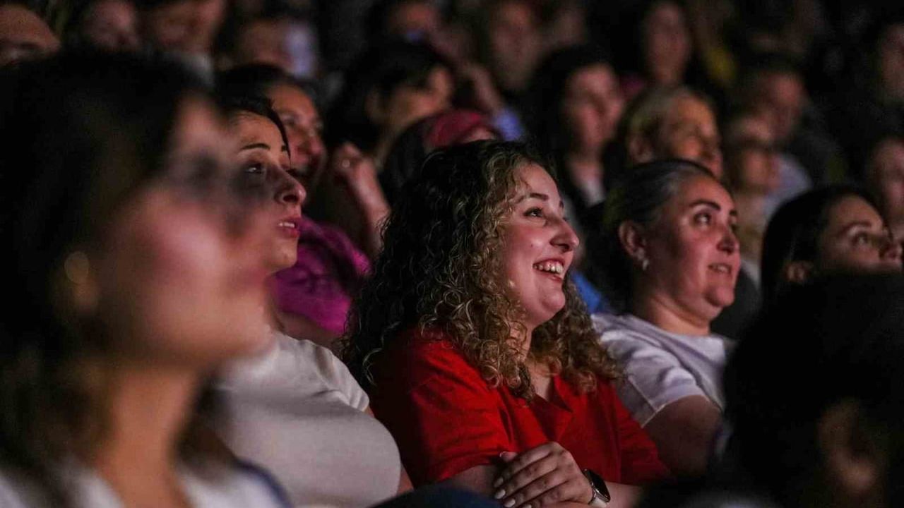 Aliağa'da ASEV Çocuk Tiyatrosu 'Hanegiller 2 Tadı Tuzu Kaçıklar' ile İzleyiciden Tam Not Aldı