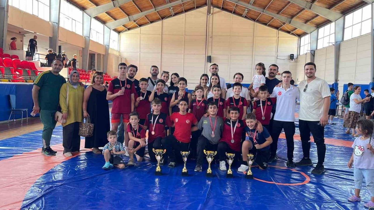 Aliağalı güreşçiler Türkiye şampiyonasına hazır