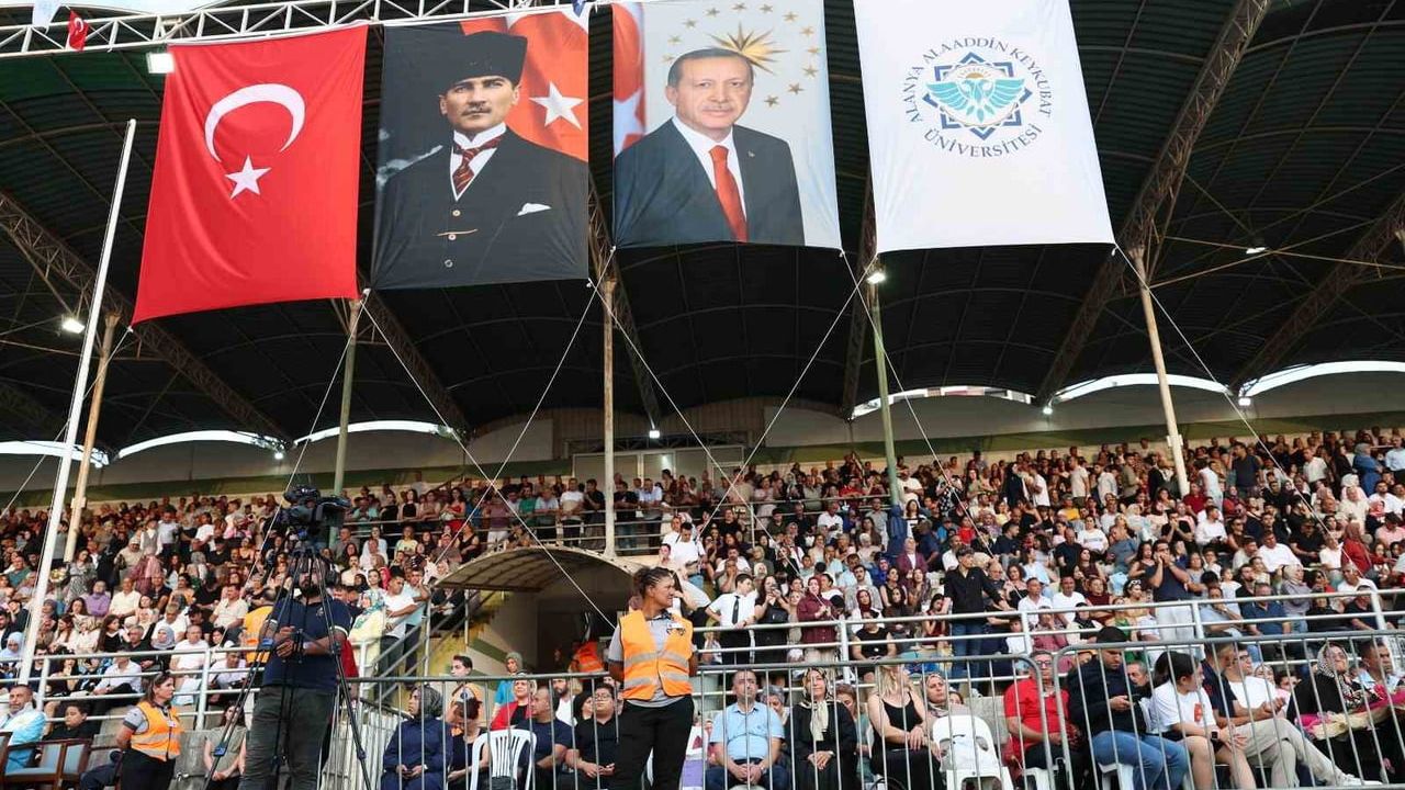 ALKÜ 2025-2026 akademik yılı mezuniyet töreni coşkuyla gerçekleştirildi