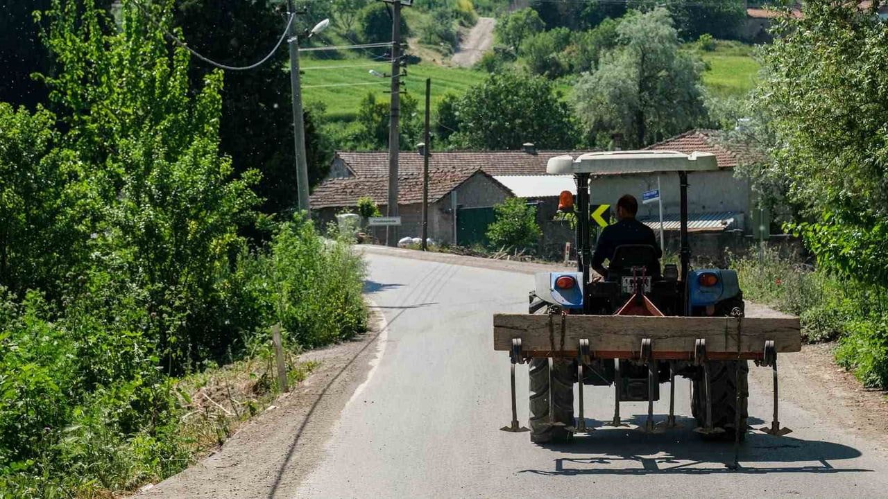 Altıeylül'de kırsal ulaşım güçleniyor: 58 km mahalle ve 65 km tarla yolu çalışması