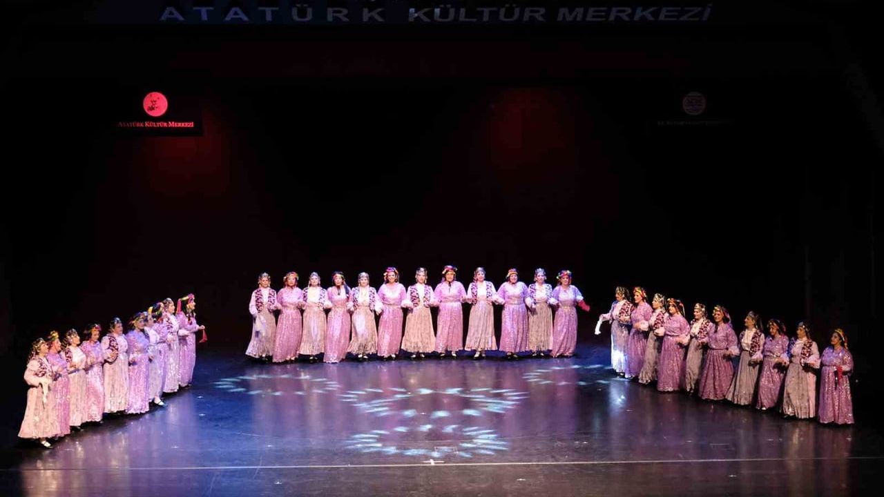 Altınköprü halk dansları topluluğu yıl sonu gösterisiyle kültürel mirası sahneye taşıdı