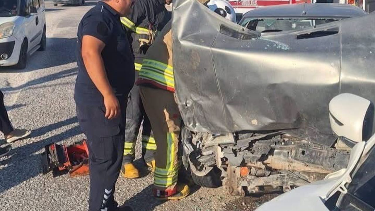 Altınözü'nde 2 otomobilin çarpışması sonucu 2 kişi yaralandı